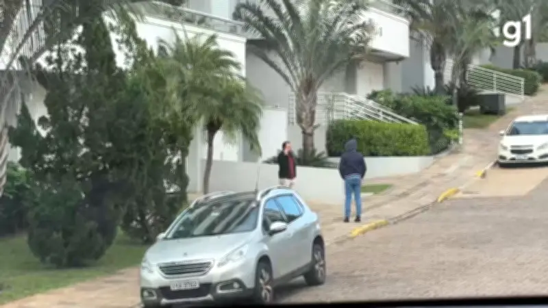 Assessores de vereadores são flagrados como corretores durante expediente