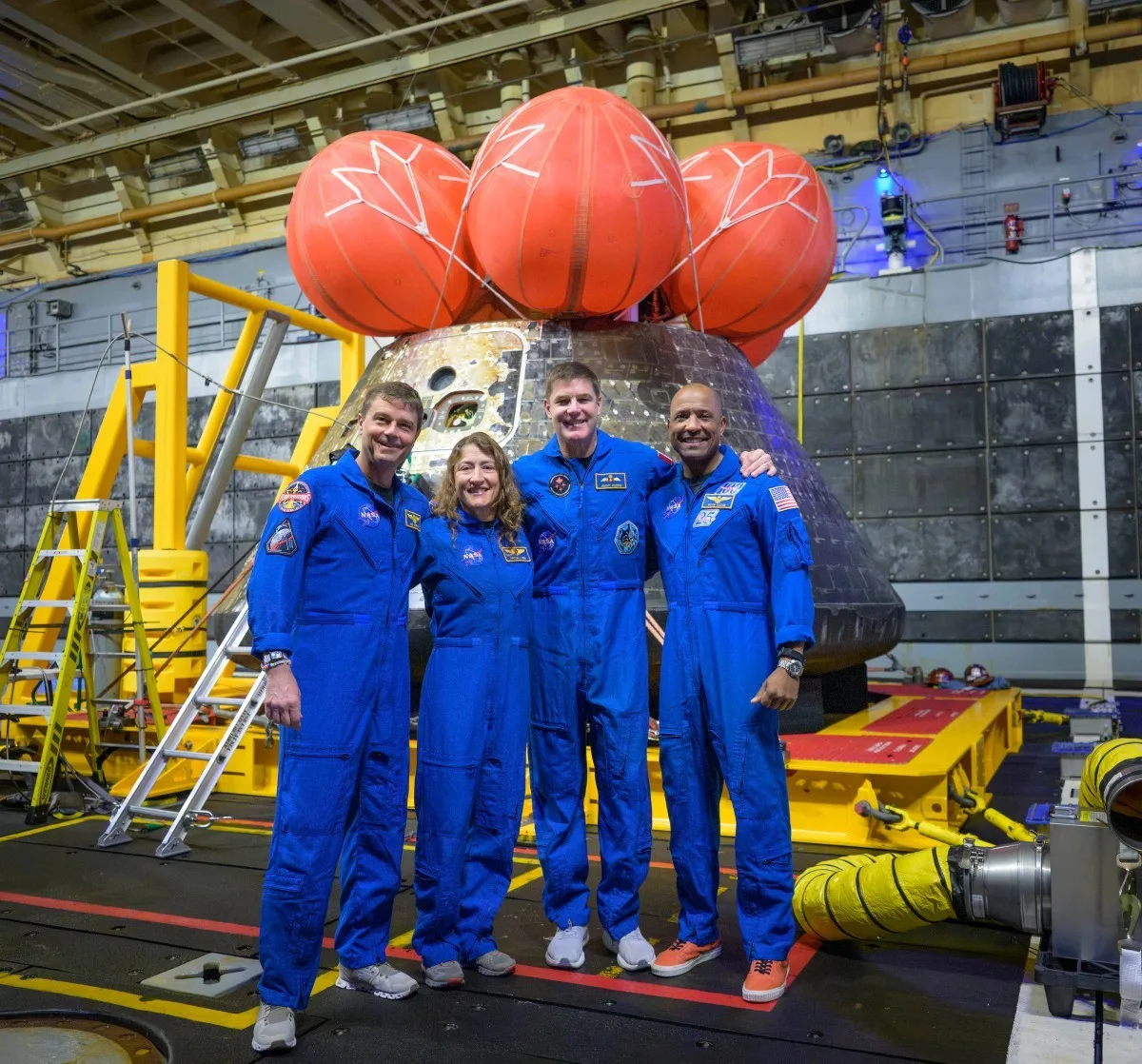 Tripulação da Artemis II retorna a Houston após missão histórica à Lua