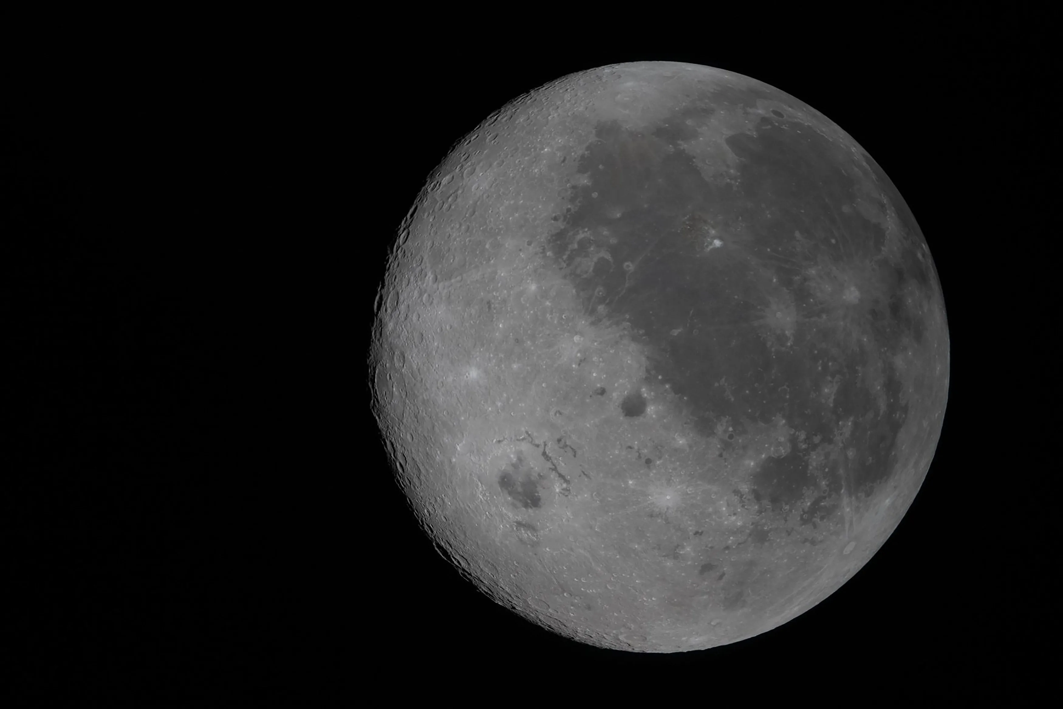 Missão Artemis II registra imagens inéditas do lado oculto da Lua