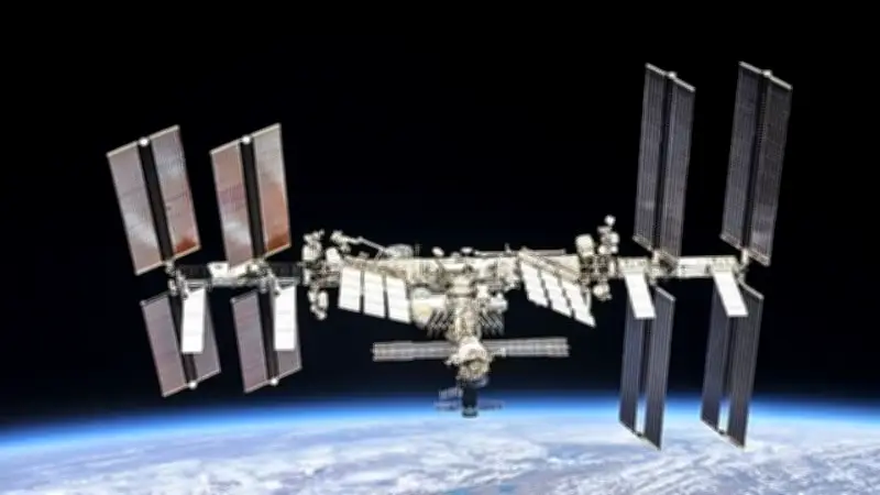 Astronautas se abrigam na Crew Dragon após vazamento de ar em módulo russo na ISS