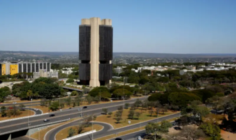 Ata do Copom e PMI global movimentam mercados nesta terça