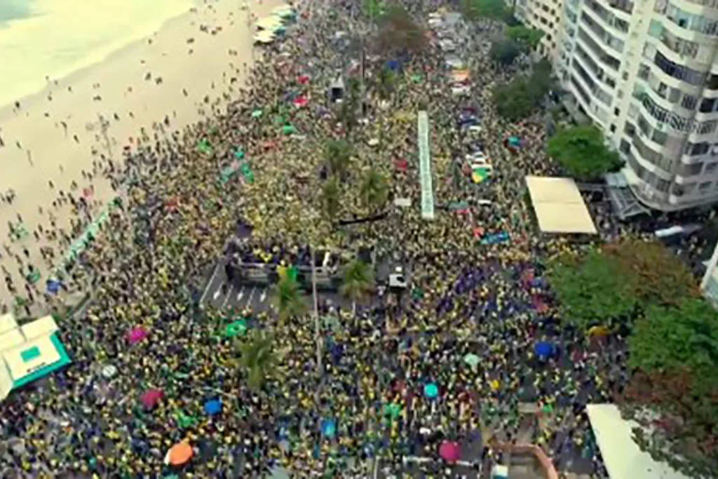 Ato bolsonarista em Copacabana pede anistia e ataca STF; Carlos Bolsonaro não comparece