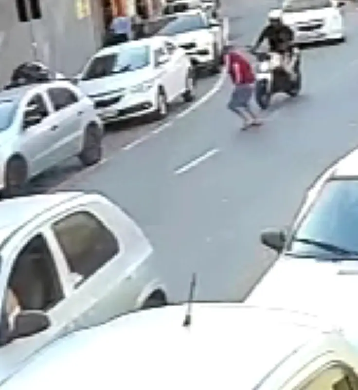 Atropelamento por moto deixa duas pessoas feridas em Barra Mansa