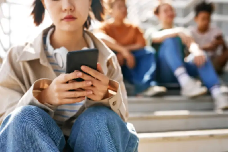 Austrália dobra multa para redes sociais que violarem proibição a menores de 16 anos