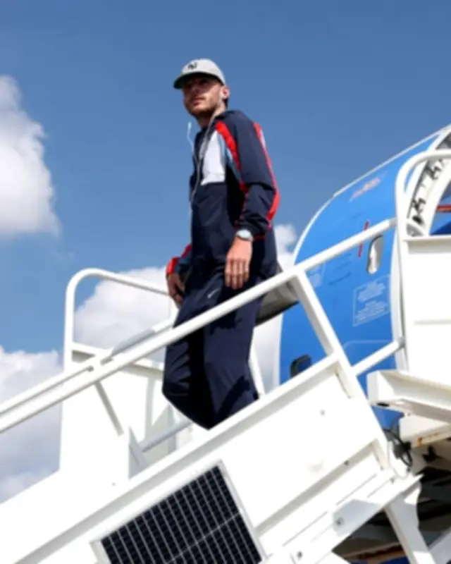 Avião da Inglaterra na Copa deportou migrantes para prisão em El Salvador