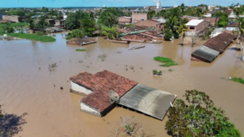 Bairros de Goiana submersos após temporal; 500 retirados