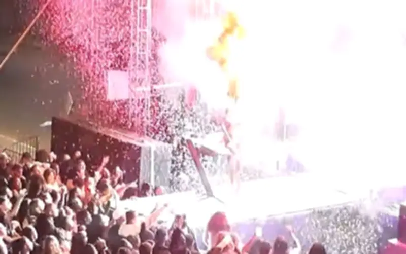 Balões pegam fogo durante show de Thiago Aquino em Utinga