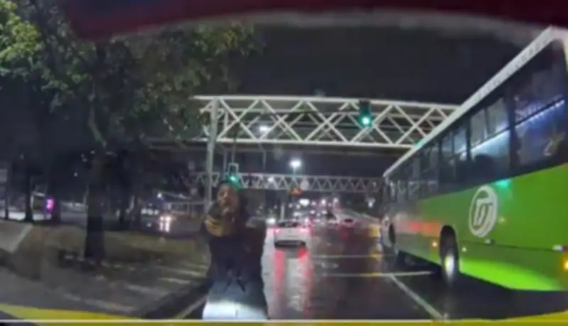 Bandidos armados tentam assaltar táxi na Avenida Rei Pelé após jogo do Brasil