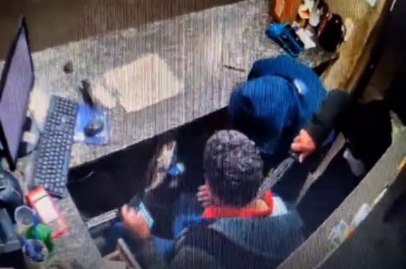 Bandidos rendem frentista com faca no pescoço em assalto a posto em Itápolis