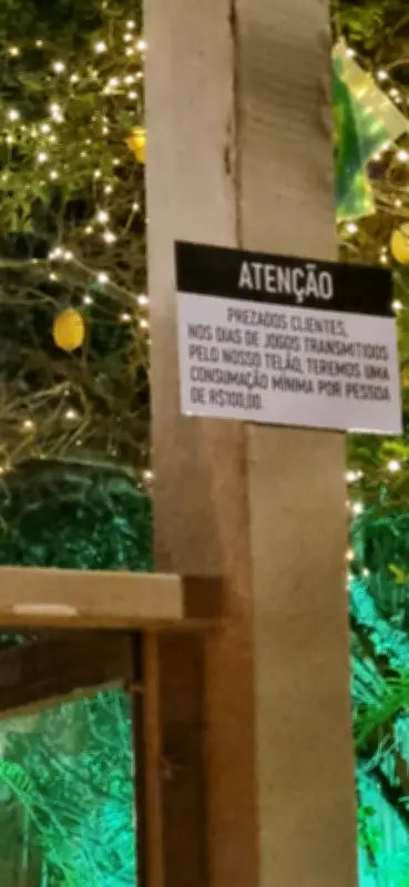 Bar em Búzios cobra R$ 100 de consumação para ver jogos da Copa