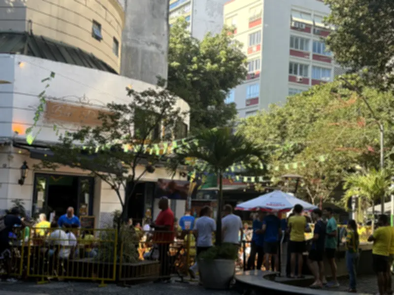 Bar no Leblon ocupa praça pública e cobra entrada em jogo da Copa