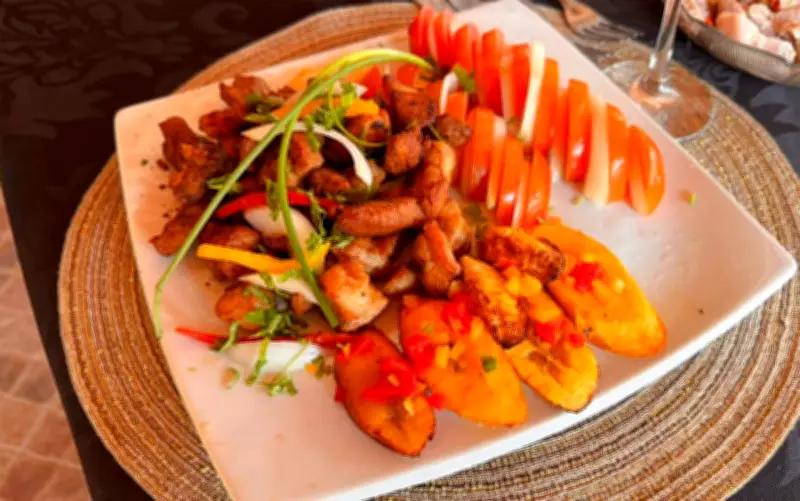 Barato da Cozinha ensina griot, prato típico do Haiti com pernil e banana