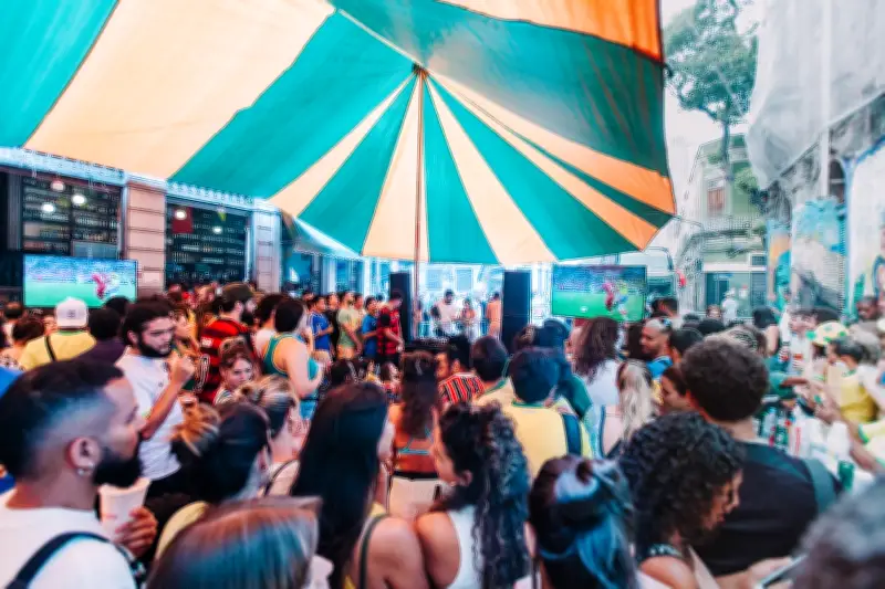 Bares do Rio preparam festa da Copa com samba e promoções