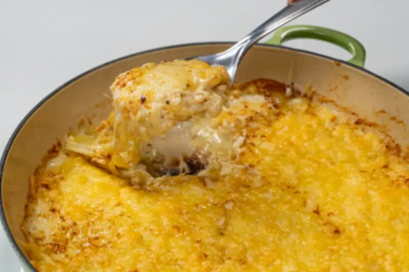 Batatas gratinadas com queijo Gruyère: receita cremosa
