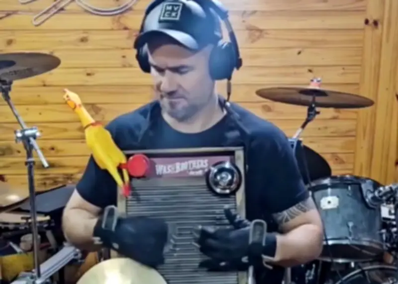 Baterista vence concurso do Metallica com tábua de lavar e galinha de borracha