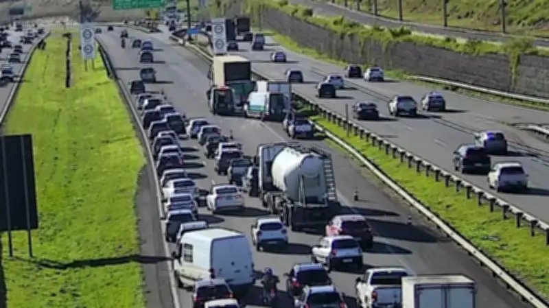 Batida entre caminhões interdita faixas e deixa ferido na D. Pedro I