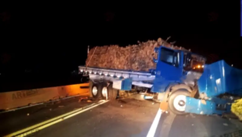 Batida entre caminhões interdita Rodovia Geraldo de Barros em São Pedro