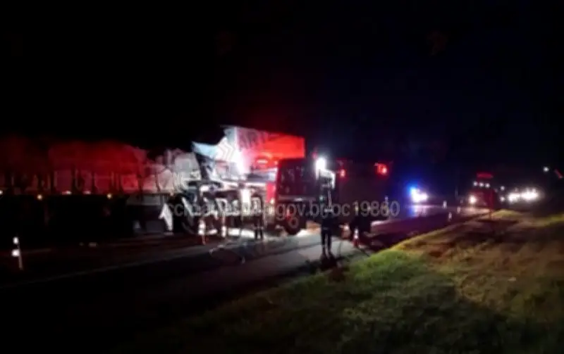 Batida entre carreta e caminhão deixa ferido na SP-280 em Porangaba