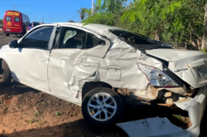 Batida entre carro e caminhão deixa mulher gravemente ferida na BR-163 em Campo Grande