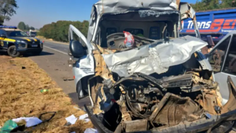 Batida entre furgão e caminhão deixa dois feridos graves em Uberaba