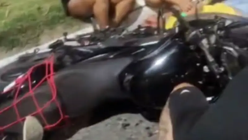 Batida entre motos na Serra deixa dois jovens mortos