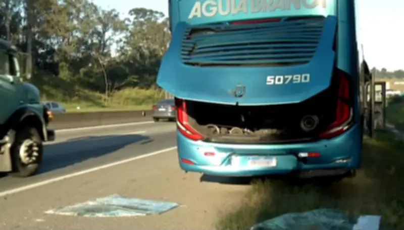 Batida entre ônibus na Dutra em Arujá deixa vidros quebrados e trânsito congestionado
