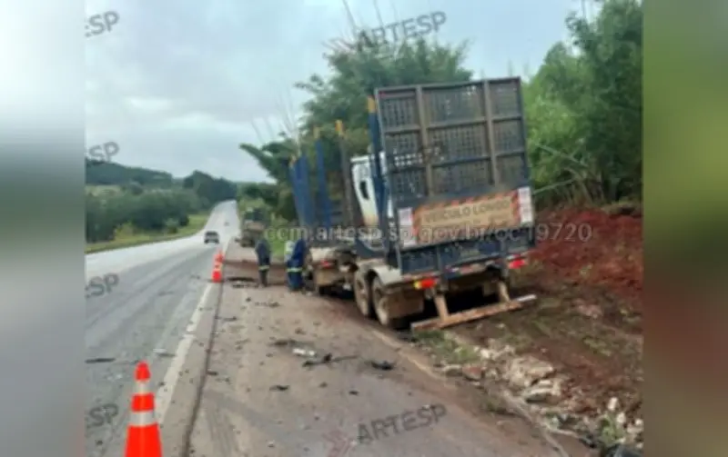 Batida frontal entre carro e carreta mata uma pessoa em Itapetininga