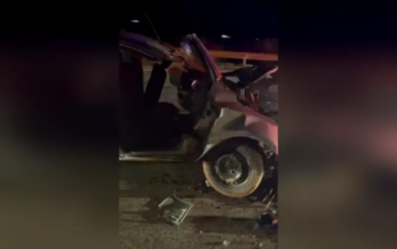 Batida frontal entre carros mata duas pessoas e fere cinco na Raposo Tavares