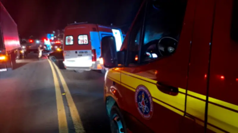 Batida frontal entre dois carros deixa seis feridos na BR-459 em MG