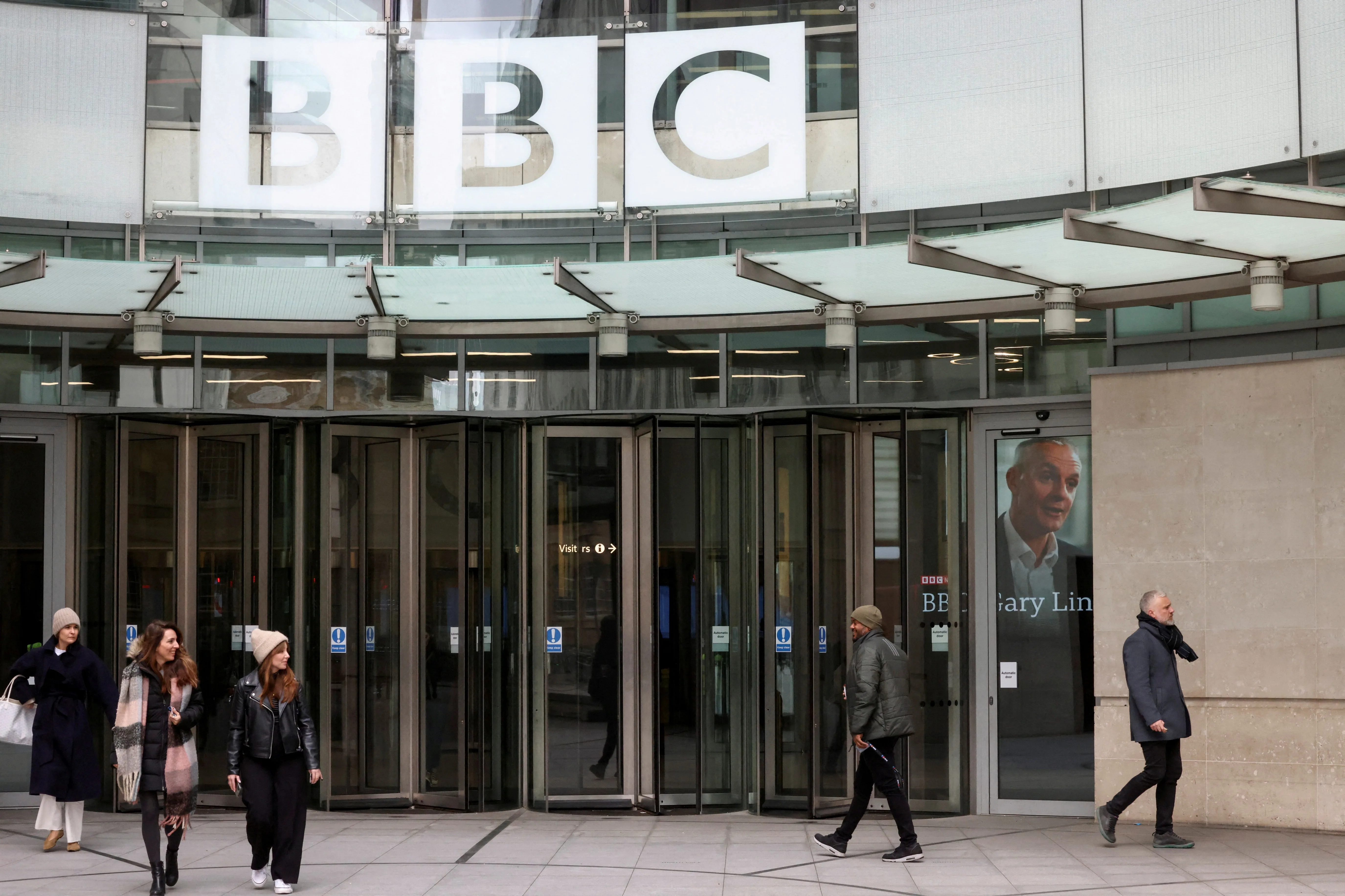 Chefes da BBC renunciam após polêmica com documentário sobre Trump