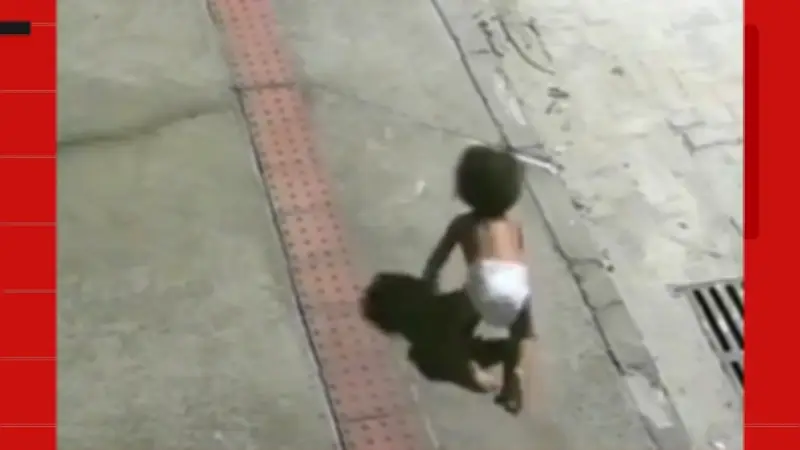 Bebê engatinhando sozinha em avenida leva mãe à prisão em Vila Velha