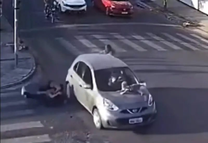 Bebê fica preso em capô de carro após atropelamento em Campina Grande