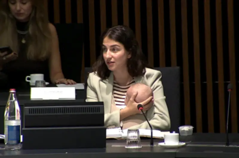 Bebê 'participa' de conselho da UE: ministra sueca leva filho de 3 meses a reunião
