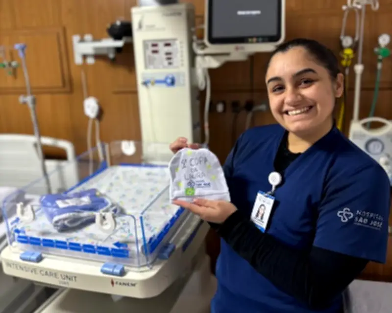 Bebês celebram a Copa com touquinhas decoradas em hospital