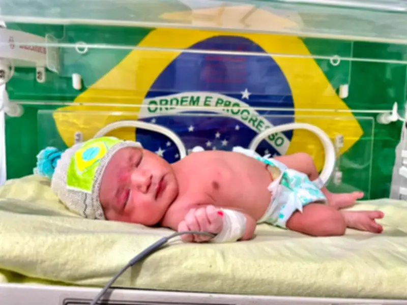 Bebês vestidos de verde-amarelo entram no clima da Copa na Paraíba
