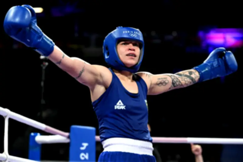 Bia Ferreira garante bronze em nova categoria no boxe olímpico