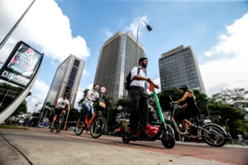 Bicicletas e patinetes elétricos disputam espaço na Faria Lima; regulamentação em debate