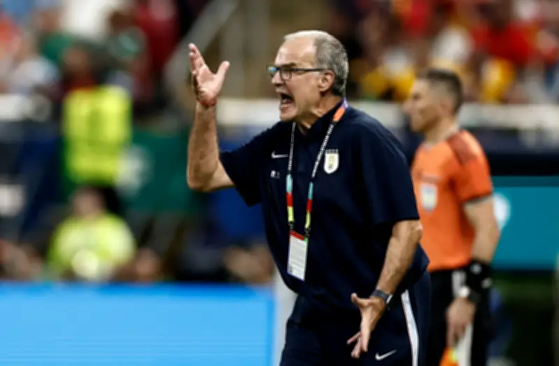 Bielsa dá entrevista monossilábica após eliminação do Uruguai na Copa 2026