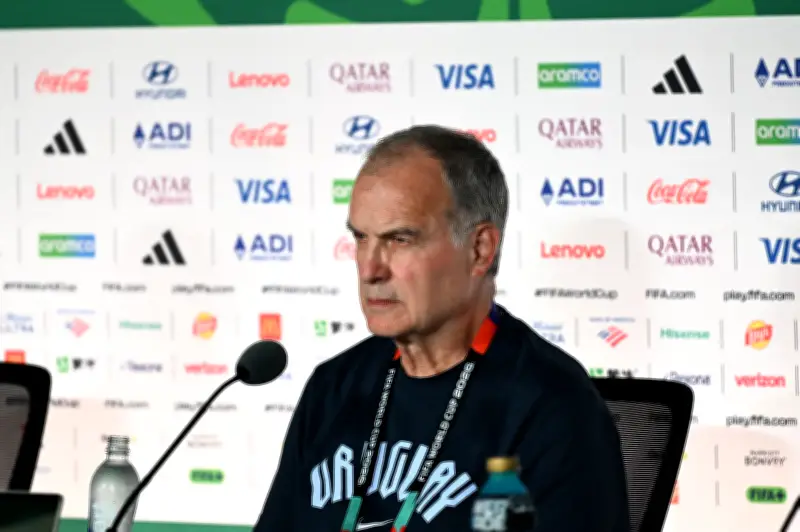 Bielsa nega problemas com jogadores do Uruguai após eliminação na Copa