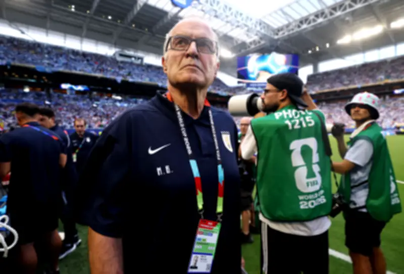 Bielsa repete 2002 e cai na fase de grupos da Copa com Uruguai