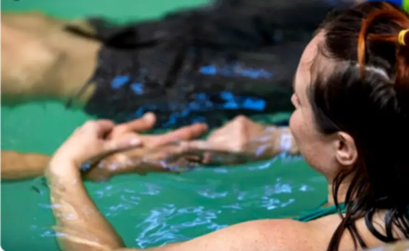 Biodança aquática: terapia em água morna que reduz estresse e melhora o sono