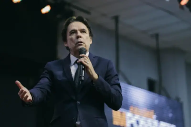 Bispo critica Flávio Bolsonaro e defende protagonismo de Michelle