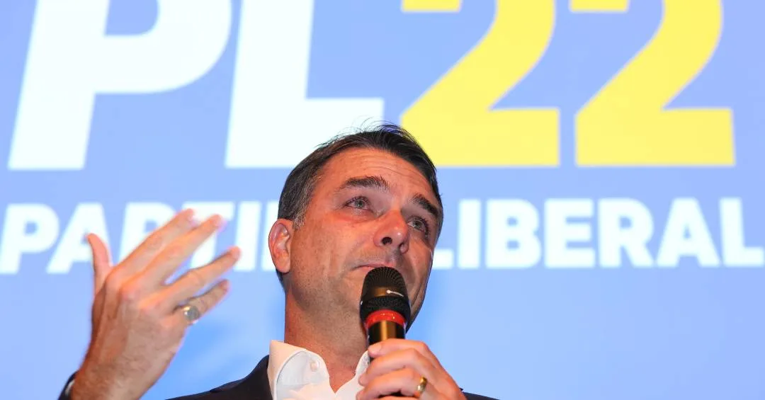 Flávio Bolsonaro busca apoio de bispo católico para atrair eleitores