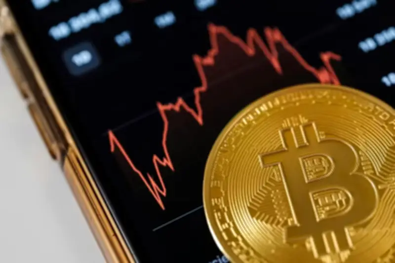 Bitcoin cai para US$ 71 mil com saída de ETFs
