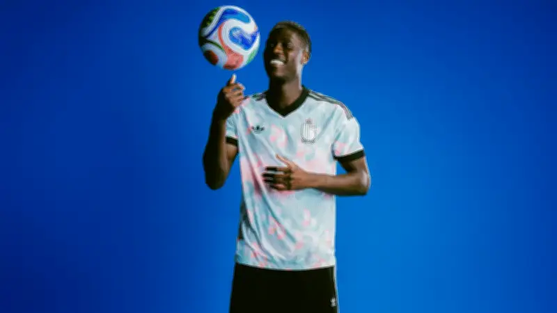 Bélgica homenageia Magritte com camisa surrealista para Copa 2026