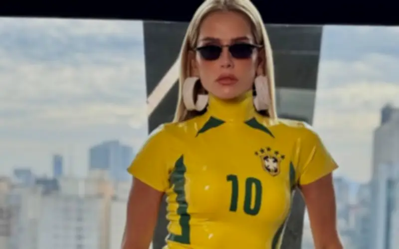 Blusa de látex de Deborah Secco na Copa tem origem fetichista