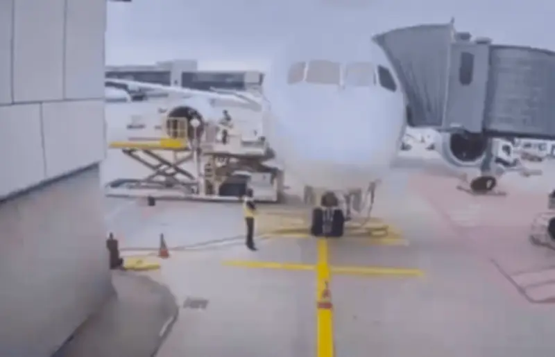 Boeing 787 da Lufthansa sofre colapso do trem de pouso em Frankfurt