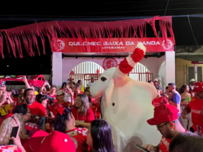 Boi Garantido arrasta multidão em ladainha centenária em Parintins