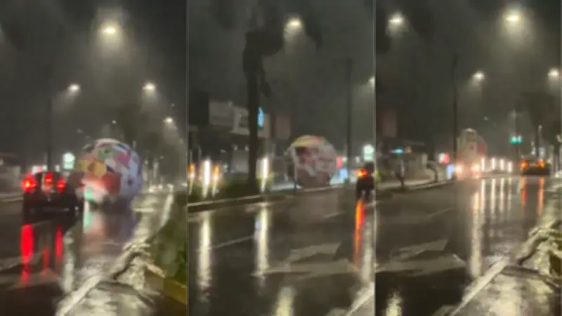 Bola de futebol gigante rola em rua durante tempestade em El Salvador
