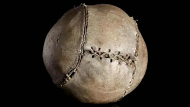 Bola de futebol mais antiga do mundo viaja da Escócia para a Flórida